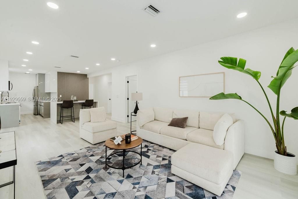 На продажу: $989,900 (3 спален, 1 ванн, 1330 Квадратных фут)