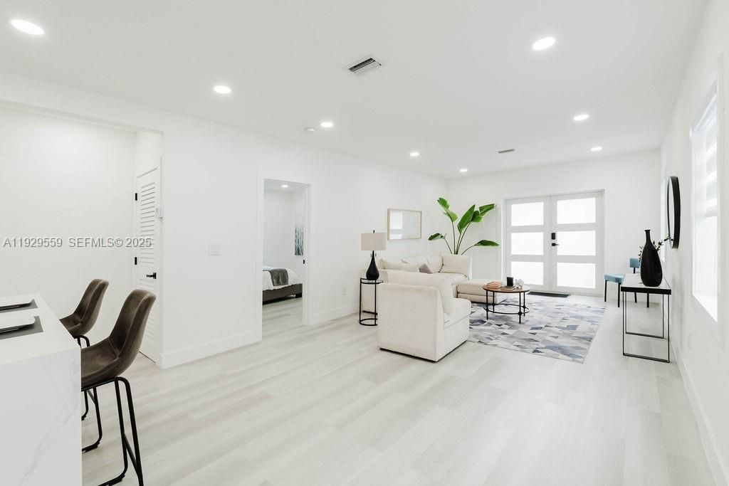 На продажу: $989,900 (3 спален, 1 ванн, 1330 Квадратных фут)