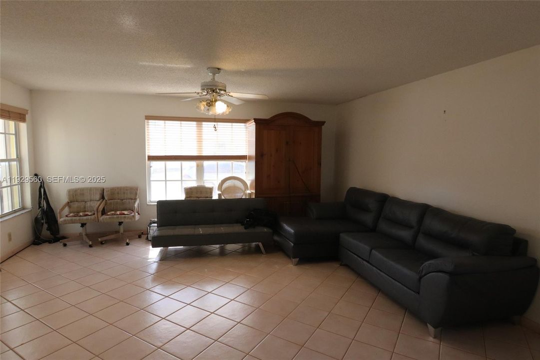 待售: $439,000 (3 贝兹, 2 浴室, 1369 平方英尺)