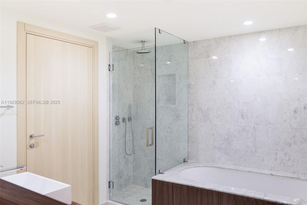 For Rent: $4,900 (1 beds, 1 baths, 836 Square Feet)