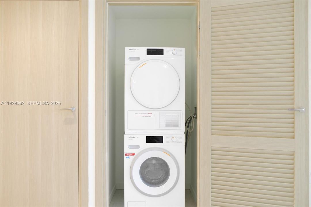 For Rent: $4,900 (1 beds, 1 baths, 836 Square Feet)