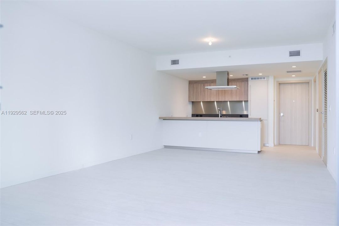 For Rent: $4,900 (1 beds, 1 baths, 836 Square Feet)