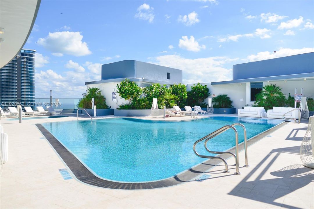 For Rent: $4,900 (1 beds, 1 baths, 836 Square Feet)