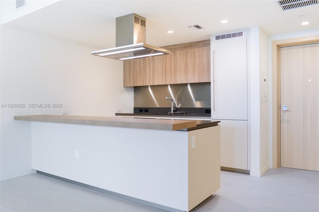 For Rent: $4,900 (1 beds, 1 baths, 836 Square Feet)