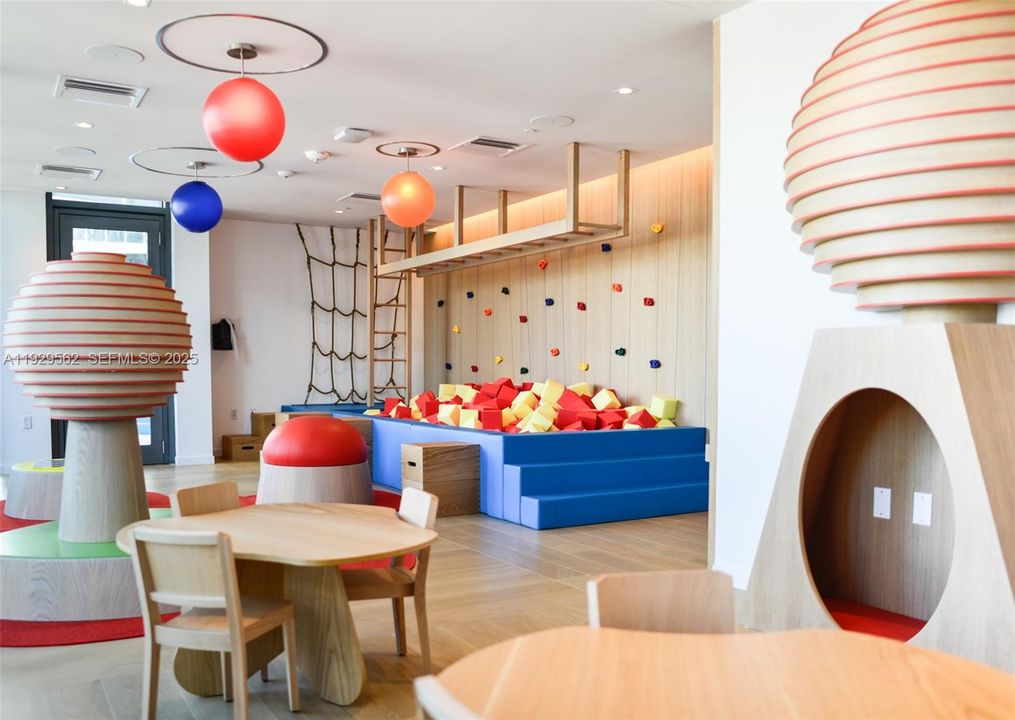 For Rent: $4,900 (1 beds, 1 baths, 836 Square Feet)