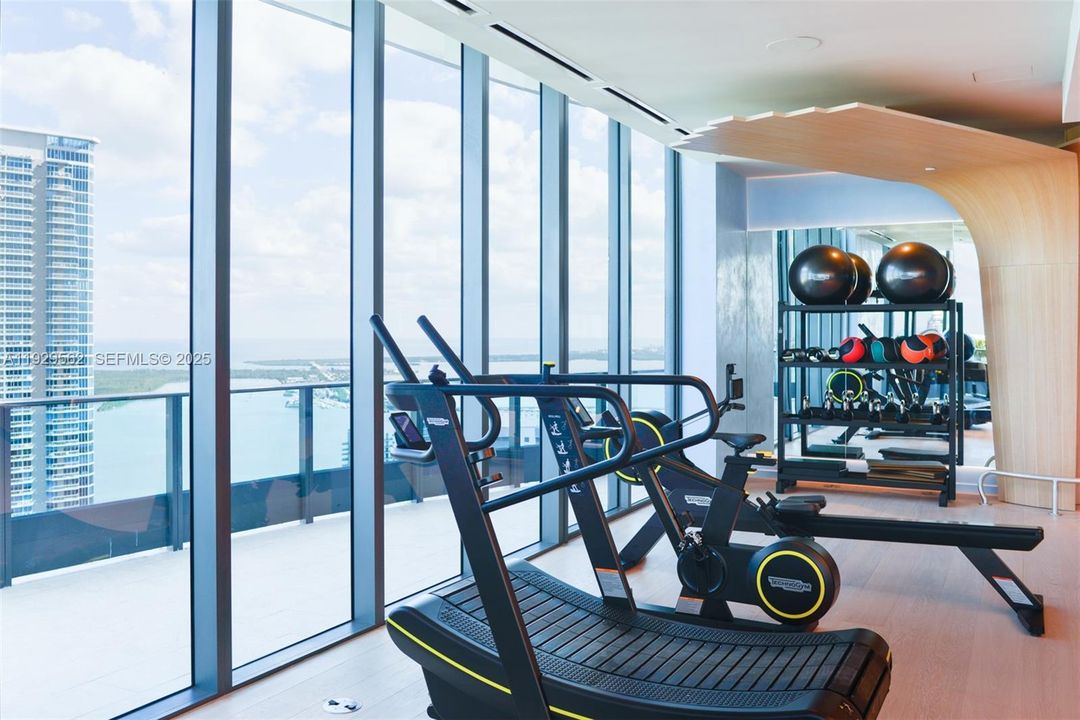 For Rent: $4,900 (1 beds, 1 baths, 836 Square Feet)