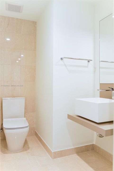 For Rent: $4,900 (1 beds, 1 baths, 836 Square Feet)