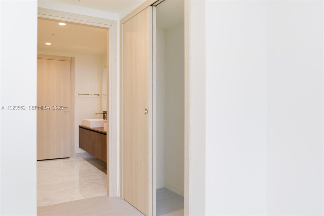 For Rent: $4,900 (1 beds, 1 baths, 836 Square Feet)