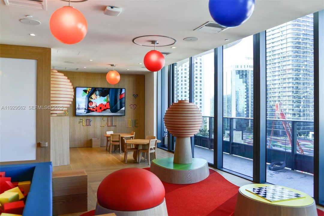 For Rent: $4,900 (1 beds, 1 baths, 836 Square Feet)