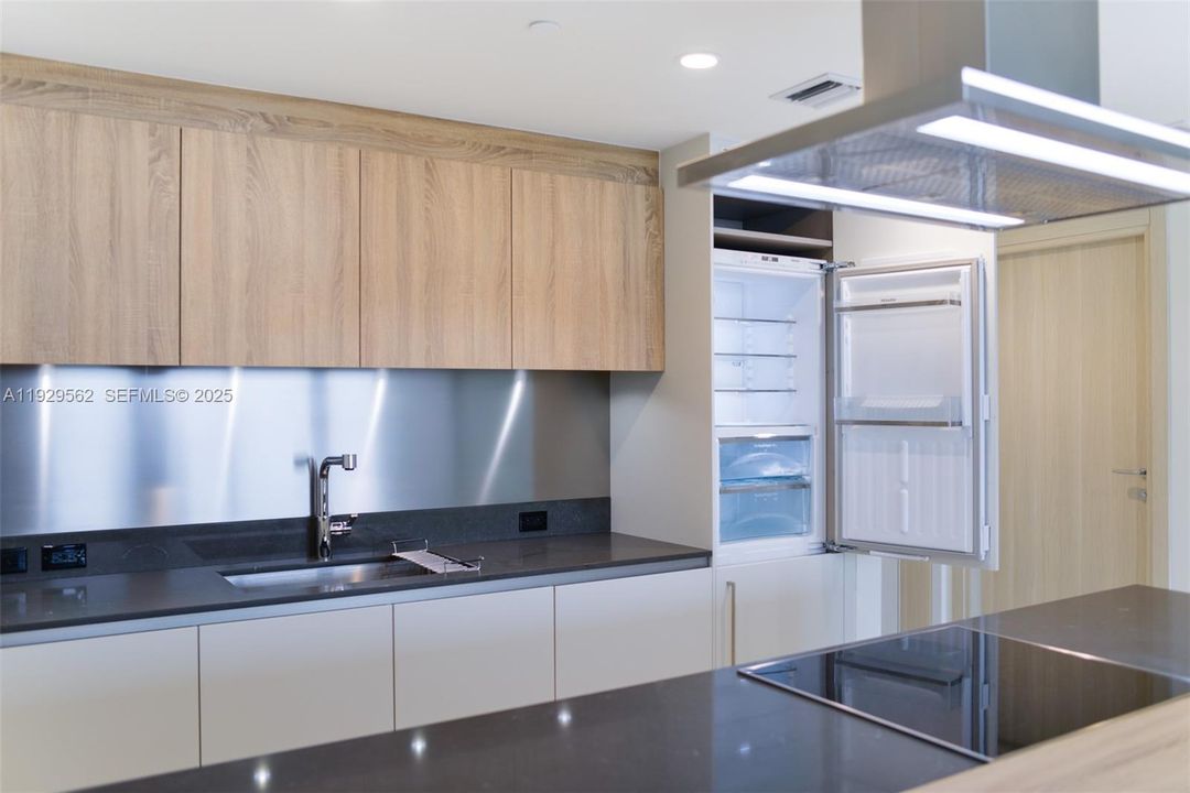 For Rent: $4,900 (1 beds, 1 baths, 836 Square Feet)