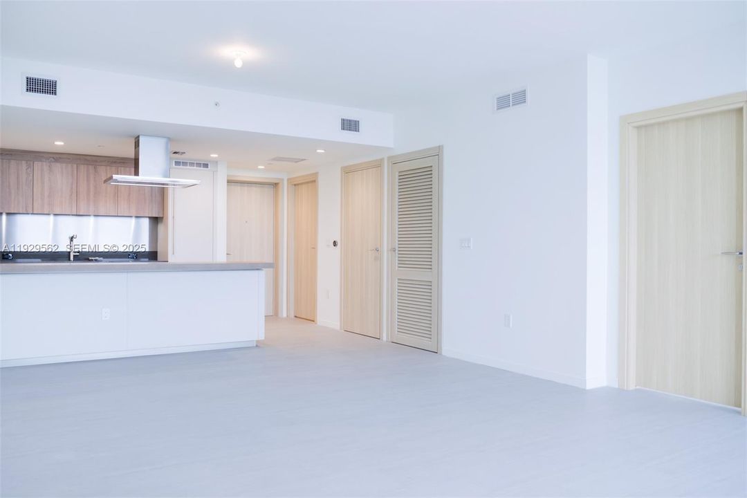 For Rent: $4,900 (1 beds, 1 baths, 836 Square Feet)