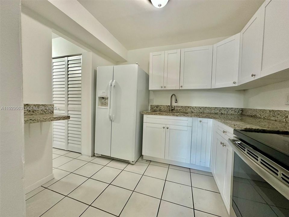 出租: $2,300 (2 贝兹, 2 浴室, 845 平方英尺)