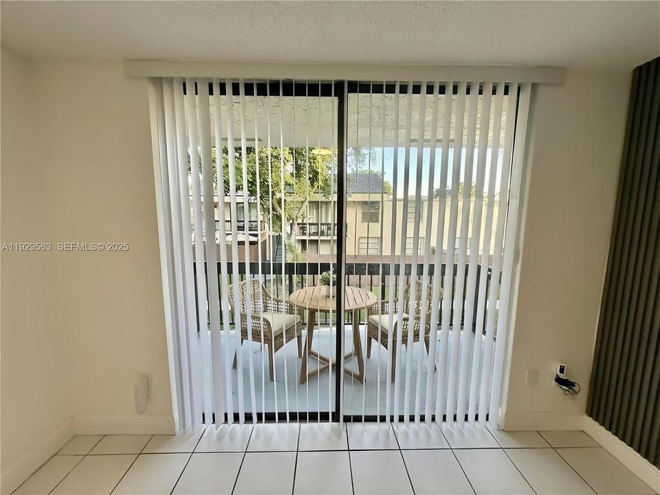 出租: $2,300 (2 贝兹, 2 浴室, 845 平方英尺)