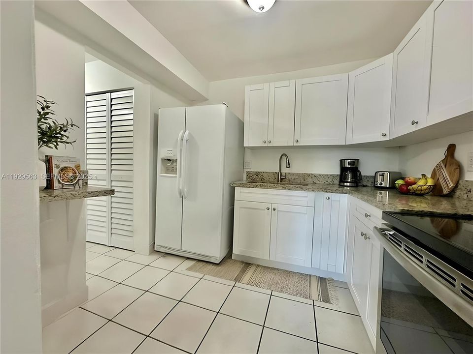 出租: $2,300 (2 贝兹, 2 浴室, 845 平方英尺)