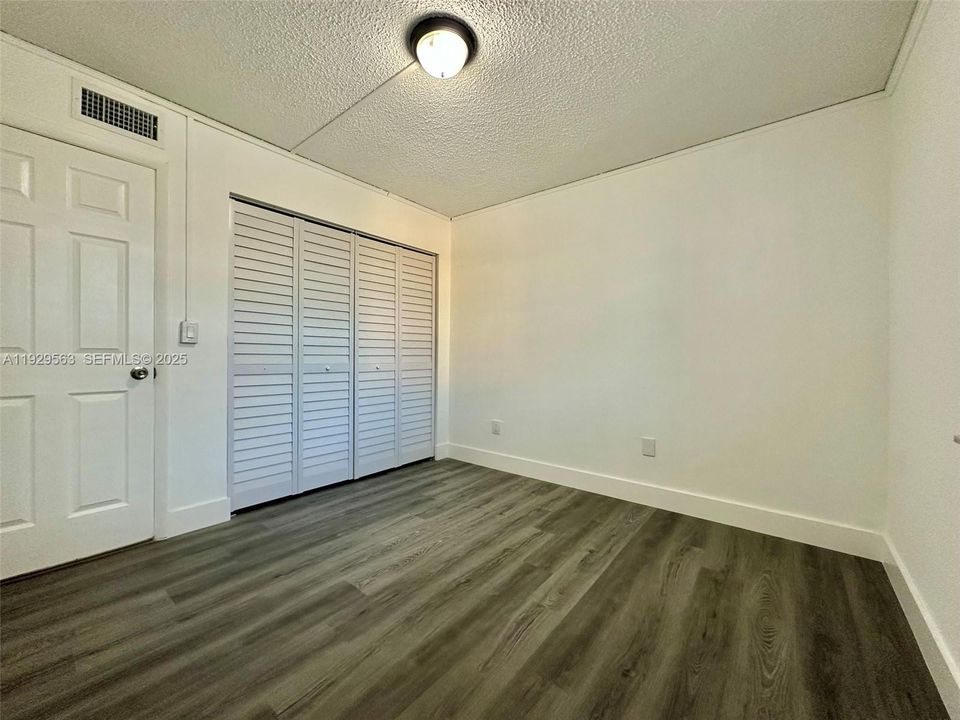 出租: $2,300 (2 贝兹, 2 浴室, 845 平方英尺)