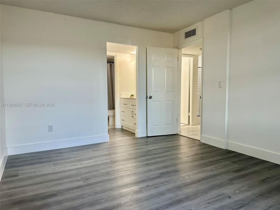 出租: $2,300 (2 贝兹, 2 浴室, 845 平方英尺)