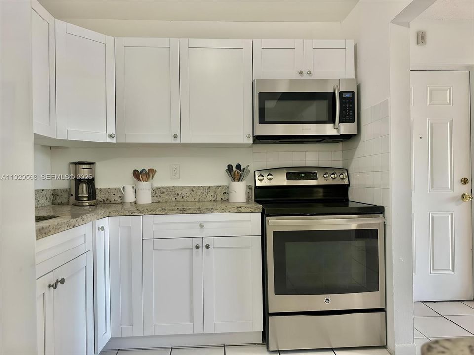 出租: $2,300 (2 贝兹, 2 浴室, 845 平方英尺)