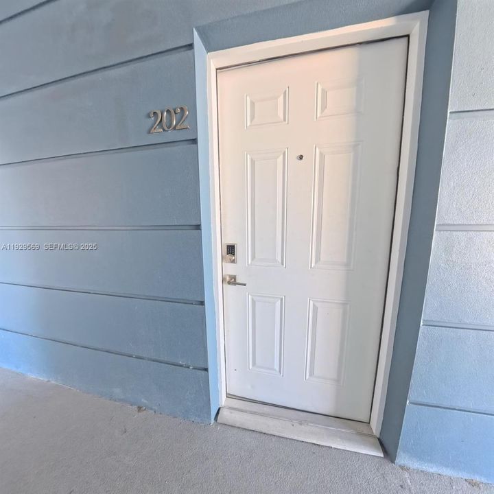 For Rent: $1,700 (0 beds, 1 baths, 410 Square Feet)