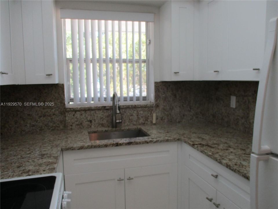 出租: $1,600 (1 贝兹, 1 浴室, 670 平方英尺)