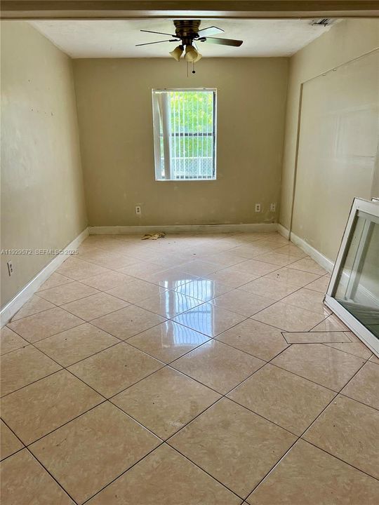 En Venta: $649,000 (4 camas, 3 baños, 2117 Pies cuadrados)