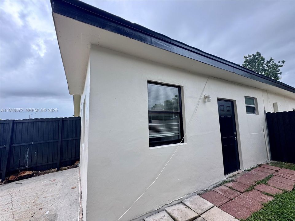 En Venta: $649,000 (4 camas, 3 baños, 2117 Pies cuadrados)