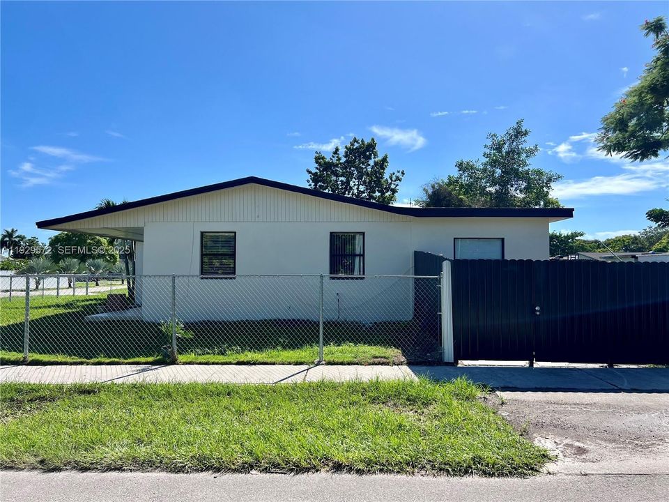 En Venta: $649,000 (4 camas, 3 baños, 2117 Pies cuadrados)