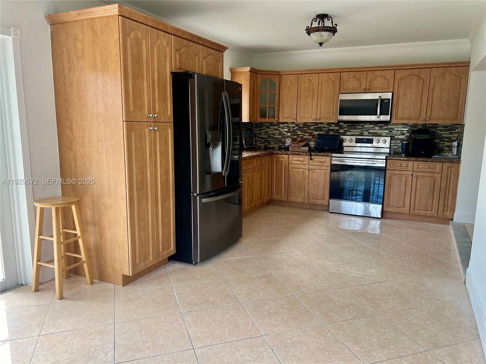 En Venta: $649,000 (4 camas, 3 baños, 2117 Pies cuadrados)