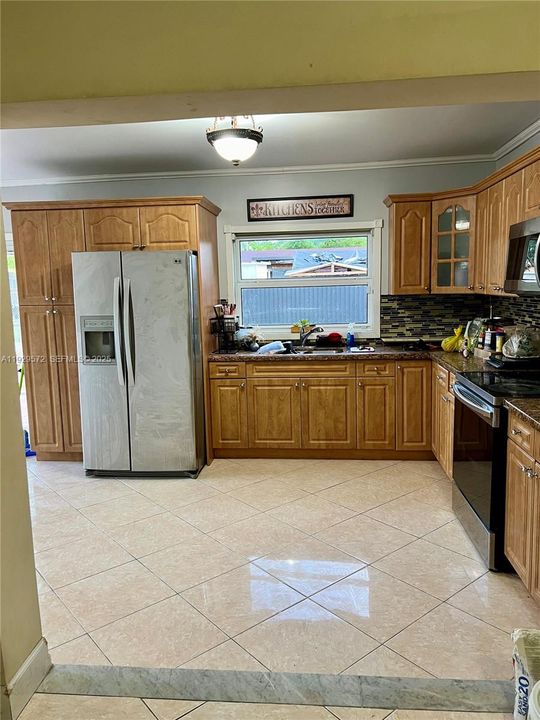 En Venta: $649,000 (4 camas, 3 baños, 2117 Pies cuadrados)