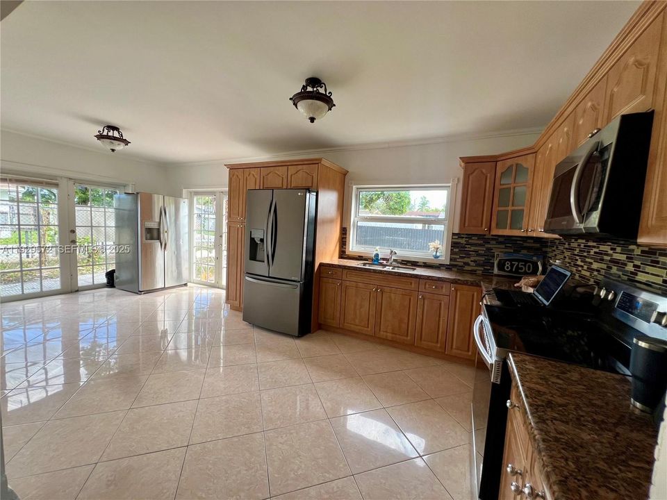 En Venta: $649,000 (4 camas, 3 baños, 2117 Pies cuadrados)