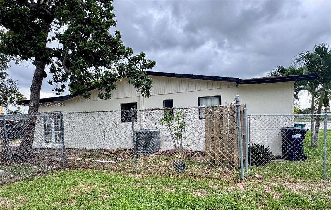 En Venta: $649,000 (4 camas, 3 baños, 2117 Pies cuadrados)