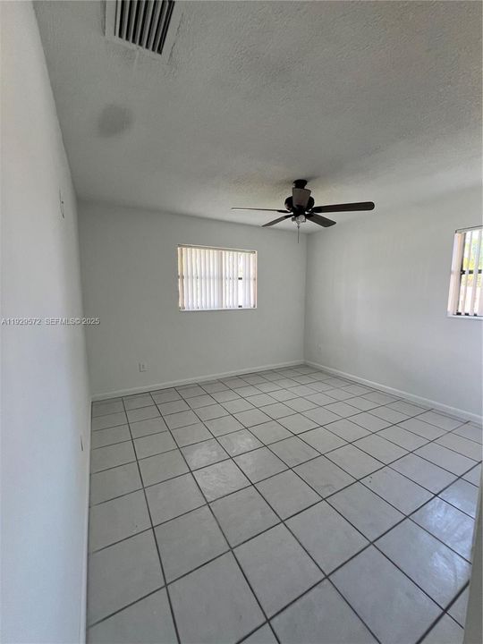 En Venta: $649,000 (4 camas, 3 baños, 2117 Pies cuadrados)