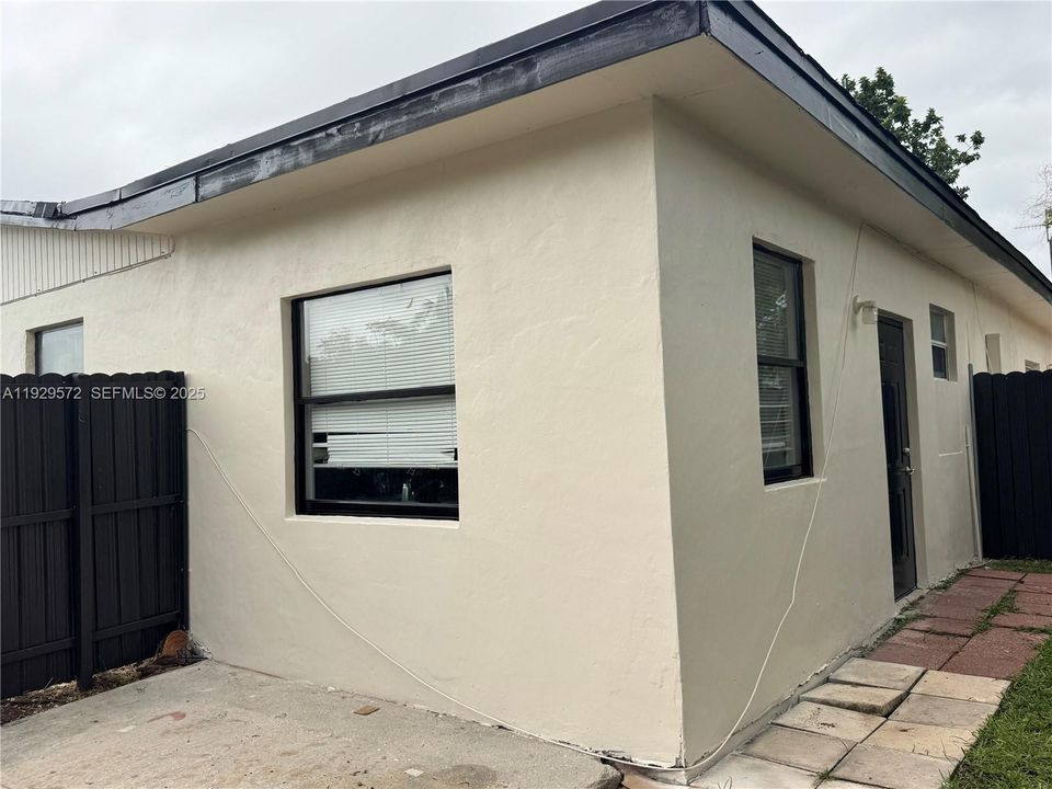 En Venta: $649,000 (4 camas, 3 baños, 2117 Pies cuadrados)