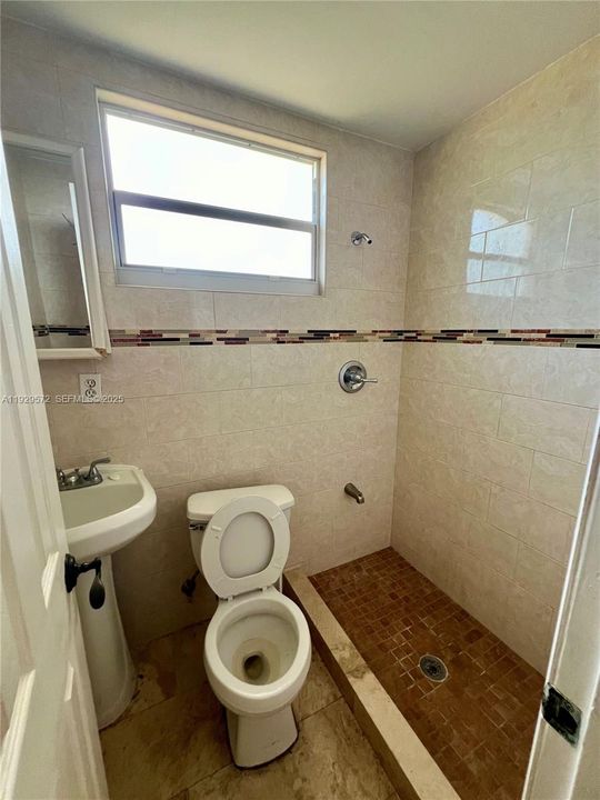 En Venta: $649,000 (4 camas, 3 baños, 2117 Pies cuadrados)