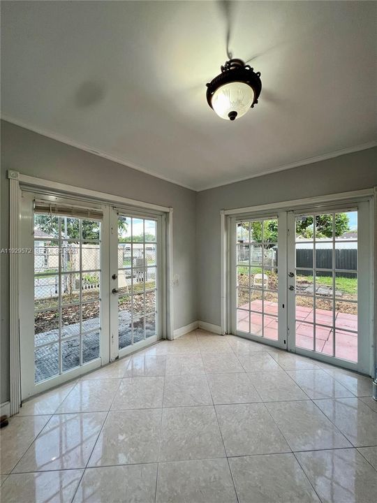 En Venta: $649,000 (4 camas, 3 baños, 2117 Pies cuadrados)