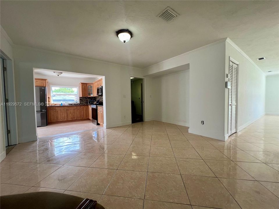 En Venta: $649,000 (4 camas, 3 baños, 2117 Pies cuadrados)