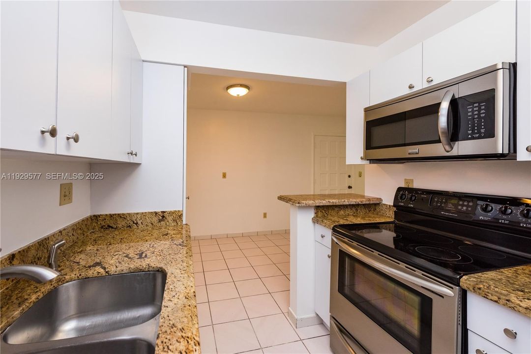 В аренду: $2,100 (2 спален, 2 ванн, 920 Квадратных фут)