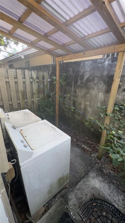 For Rent: $2,395 (2 beds, 1 baths, 1711 Square Feet)