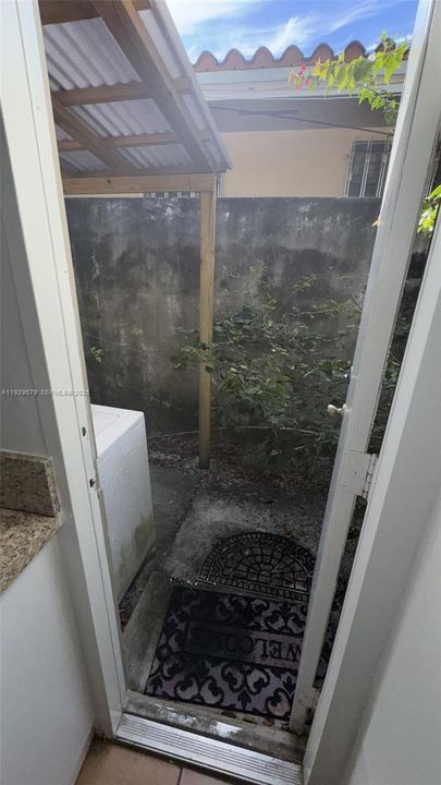 For Rent: $2,395 (2 beds, 1 baths, 1711 Square Feet)