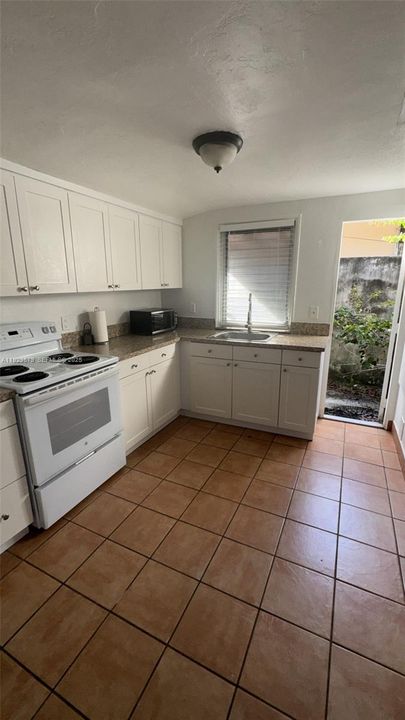 For Rent: $2,395 (2 beds, 1 baths, 1711 Square Feet)