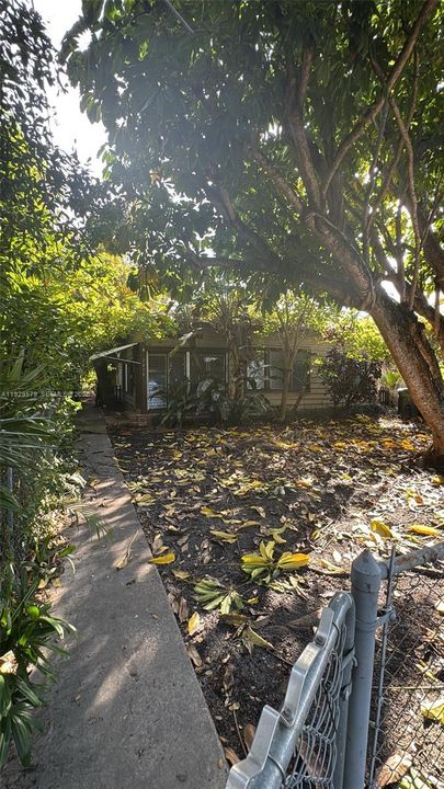 For Rent: $2,395 (2 beds, 1 baths, 1711 Square Feet)