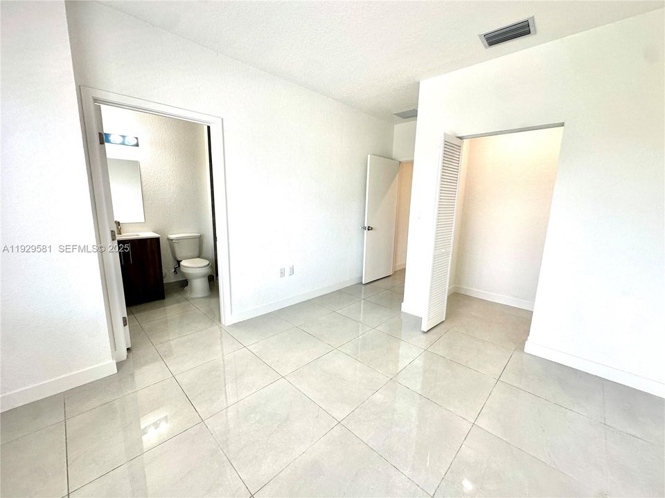 В аренду: $3,600 (5 спален, 4 ванн, 1902 Квадратных фут)