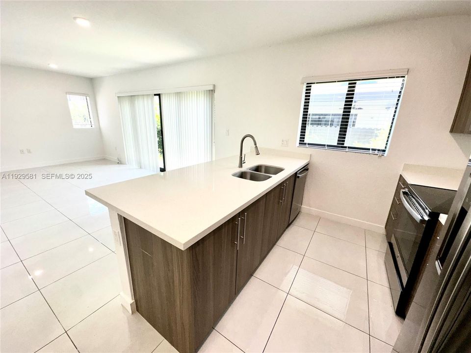 В аренду: $3,600 (5 спален, 4 ванн, 1902 Квадратных фут)