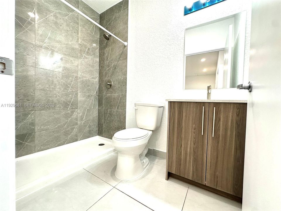 В аренду: $3,600 (5 спален, 4 ванн, 1902 Квадратных фут)