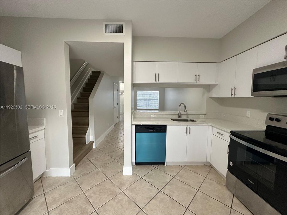 For Rent: $2,550 (2 beds, 1 baths, 1110 Square Feet)