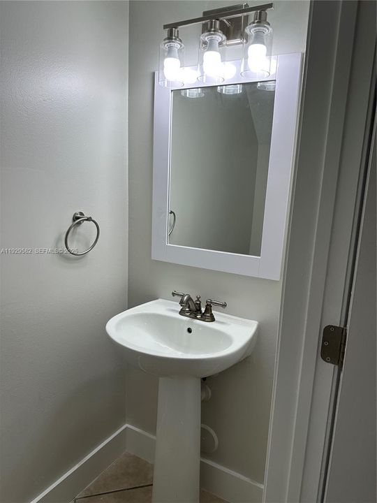 For Rent: $2,550 (2 beds, 1 baths, 1110 Square Feet)