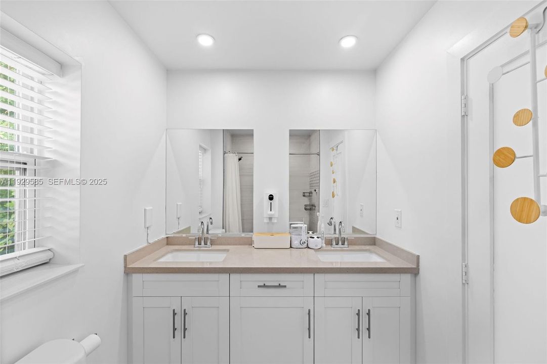 En Venta: $659,000 (4 camas, 3 baños, 1745 Pies cuadrados)