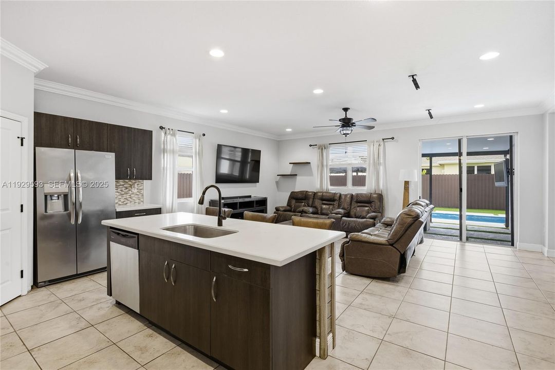 На продажу: $700,000 (4 спален, 2 ванн, 1799 Квадратных фут)