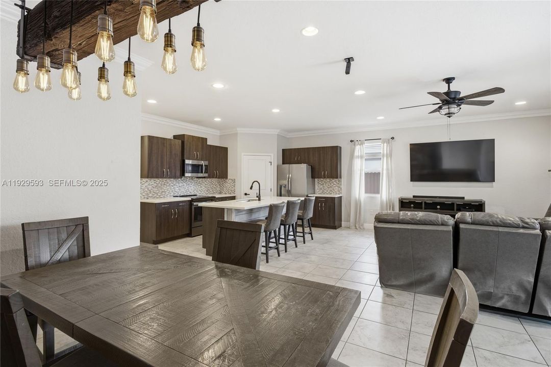 На продажу: $700,000 (4 спален, 2 ванн, 1799 Квадратных фут)