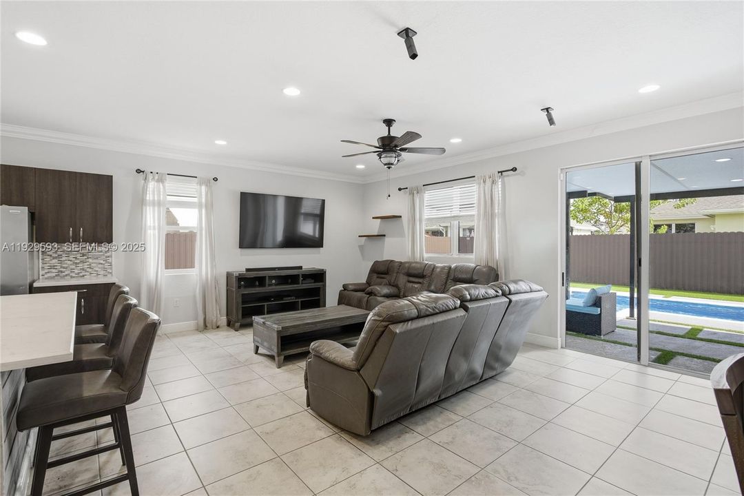 На продажу: $700,000 (4 спален, 2 ванн, 1799 Квадратных фут)