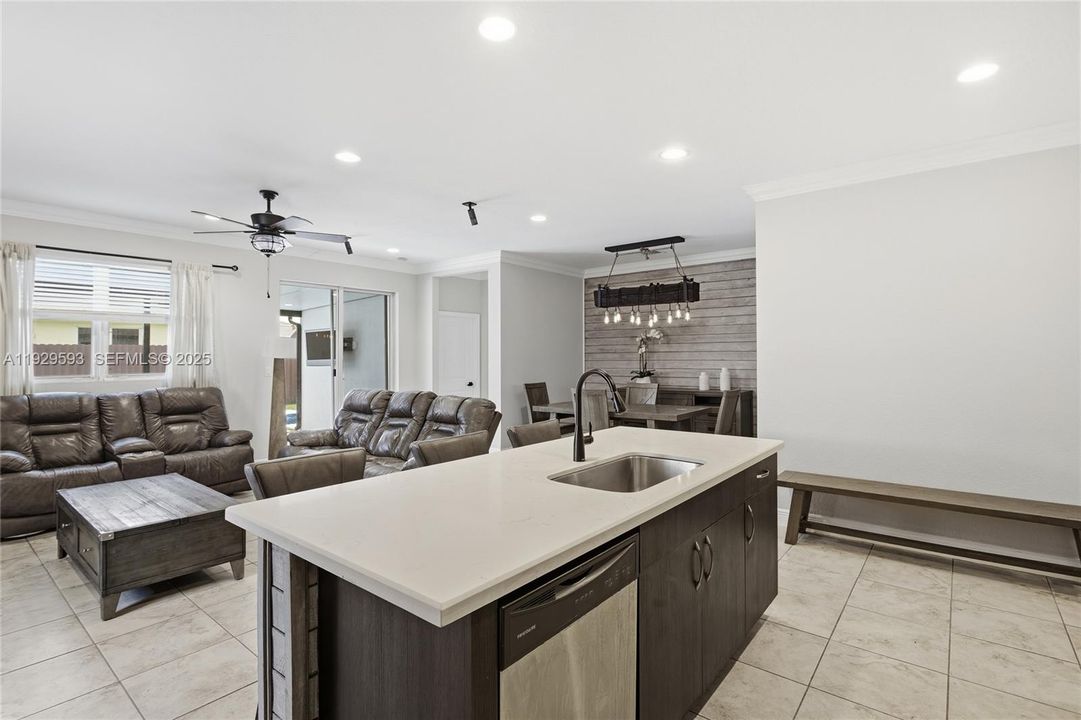 На продажу: $700,000 (4 спален, 2 ванн, 1799 Квадратных фут)